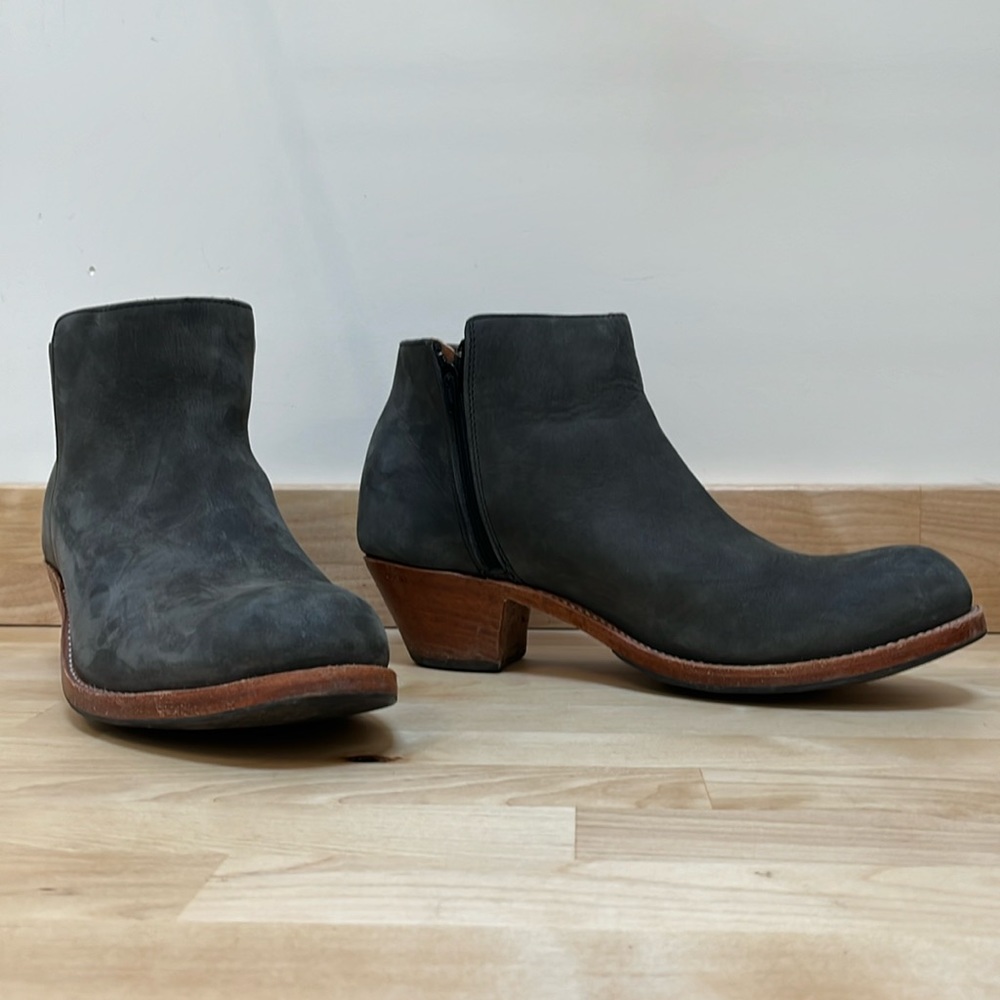 Adelante Granada boots size 9.5 B -color is Cement in excellent condition